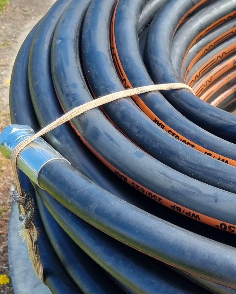Rubber drain opening hose 1 1/4" 120m - SEWE-32-120M High-quality rubber drain opening hose 120m 250bar for suction trucks and rolling stock. The hose is delivered as a ready-to-use assembly. Choose the size you want from the table below. You can also contact our expert sales.